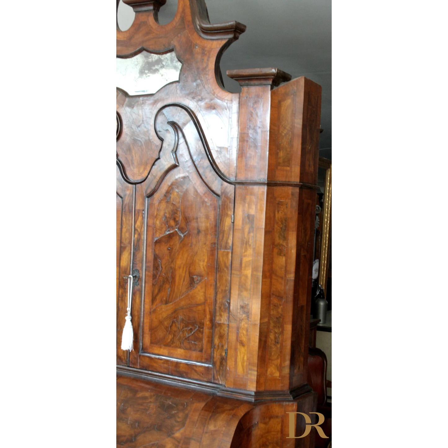 Armadio vintage italiano lombardo in noce con intarsi e specchio, perfetto per casa design