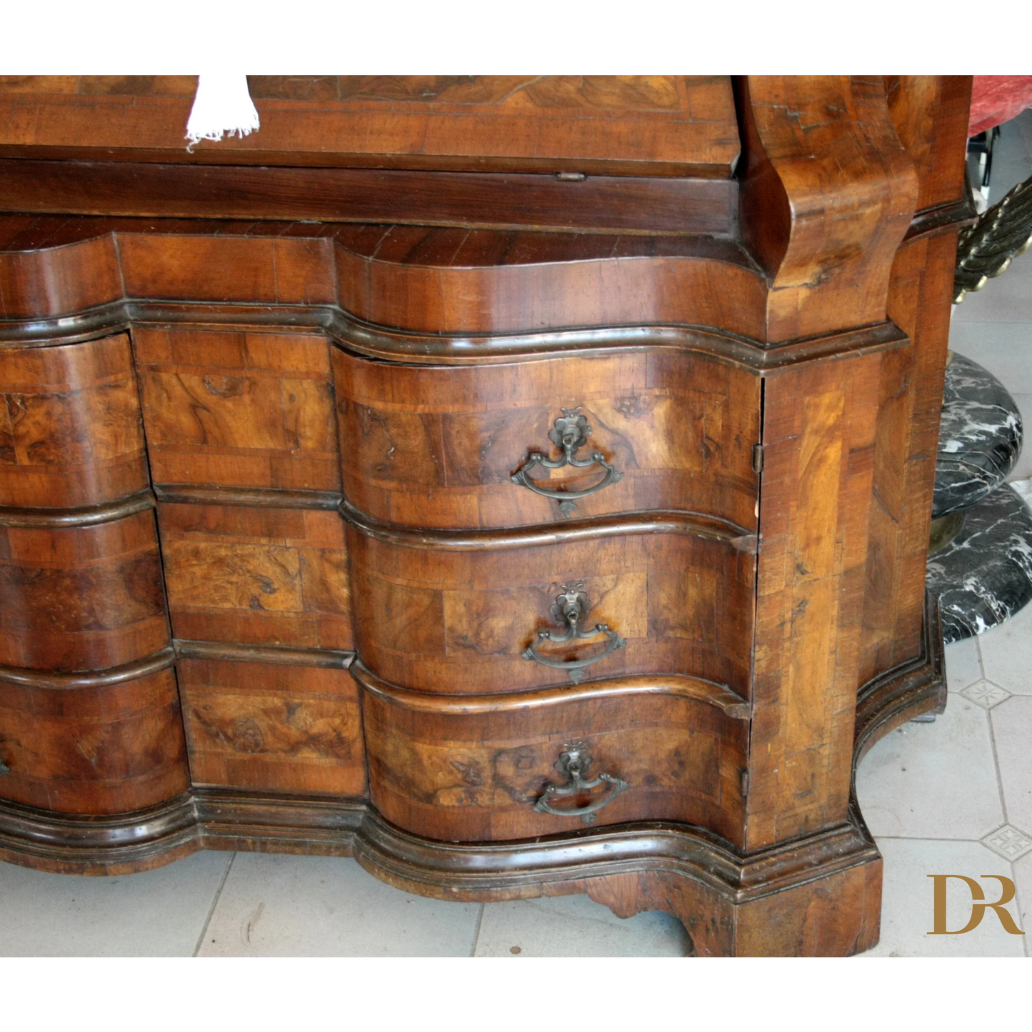 Cassapanca vintage in noce con decorazioni in ottone, ideale per casa e design