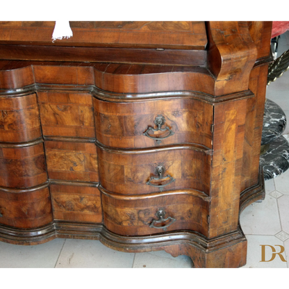 Cassapanca vintage in noce con decorazioni in ottone, ideale per casa e design