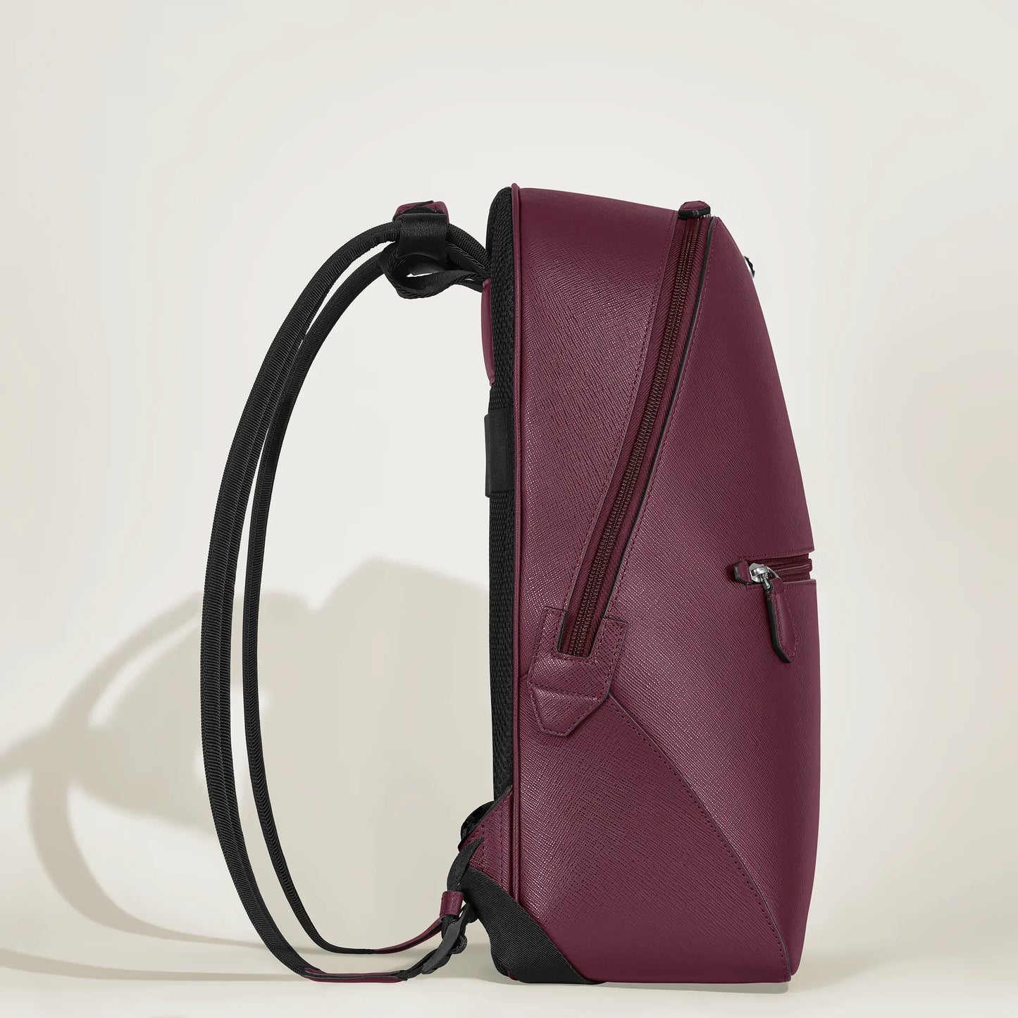 Montblanc zaino sartorial cassis 199361 in pelle bordeaux con zip e straps nere disegnato da direttore creativo montblanc marco tomasetta