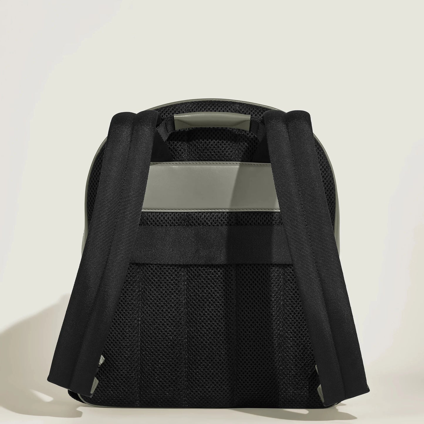 Montblanc zaino mini grigio medio in pelle con design moderno e spallacci imbottiti in mesh nero